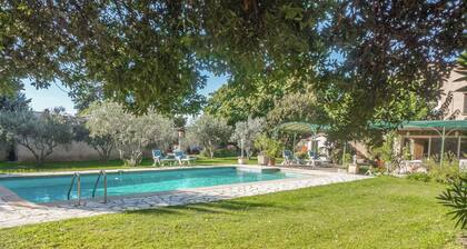 Attractive Villa in Roquemaure With Swimming Pool