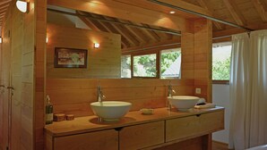 Villa | Badezimmer | Badewanne, Handtücher
