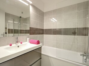 Apartment | Bathroom | Combined shower/tub - Carefully Furnished Studio at 100 m. From the Beach (Gassin)