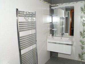 House | Bathroom | Shower - Graceful Holiday Home in Montclar With Jacuzzi (Montclar)