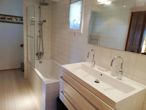 Chalet | Bathroom | Bathtub, towels - Lavish Chalet in Rhone Alpes With Swimming Pool (Flaine)