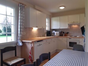 House | Private kitchen - Bungalow in France Near Castle & Hiking Trails (Saint-Pierre-le-Vieux)