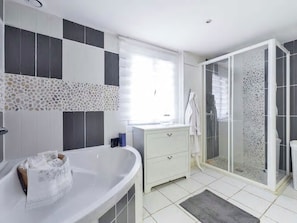 House | Bathroom | Bathtub, towels - Quaint Holiday Home in Antibes With Swimming Pool (Antibes)