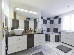 Bathroom - Quaint Holiday Home in Antibes With Swimming Pool (Antibes)
