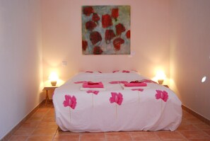 House - Villa in Valreas With Pool and Garden Views (Valreas)