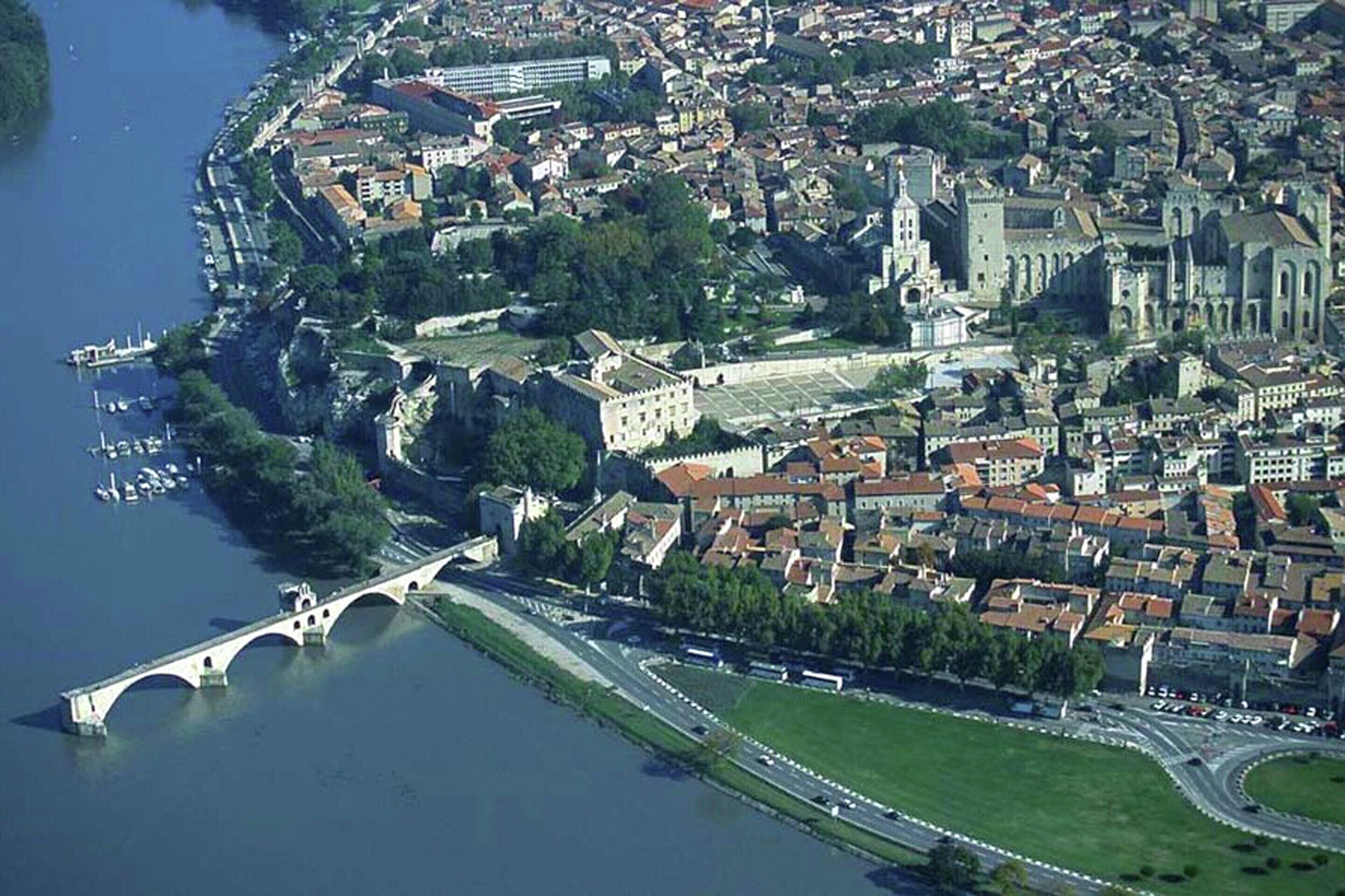 Vista aèria d'una ciutat amb un riu, un pont i una catedral destacada.