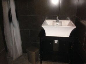 House | Bathroom | Shower - Holiday Home in Lamonzie-montastruc With Garden (Lamonzie-Montastruc)
