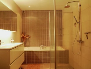 Apartment | Badezimmer | Badewanne, Handtücher