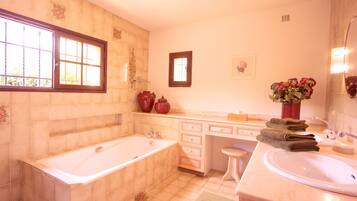 Vila | Kamar mandi | Bathtub
