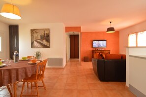 House | Living room - Holiday Home in Avrille Near Sandy Beaches (Avrille)