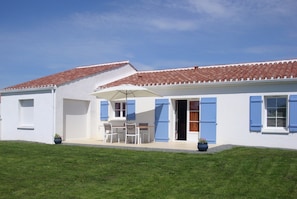 Garden - Holiday Home in Avrille Near Sandy Beaches (Avrille)
