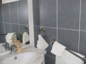 House | Bathroom | Shower, towels - Charming Holiday Home in Robion With Swimming Pool (Robion)