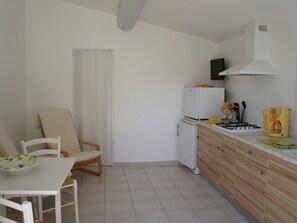 House | Private kitchen | Fridge, microwave, dishwasher, coffee/tea maker - Charming Holiday Home in Robion With Swimming Pool (Robion)