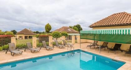 Modern Holiday Home With Swimming Pool