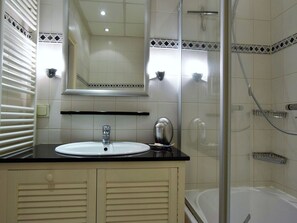 Apartment | Badezimmer | Duschwanne