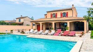 Exterior - Villa, a True Paradise for the Children, With Private Swimming Pool and Large Grass Garden! (Althen-des-Paluds)