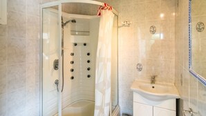 Bathroom - Villa, a True Paradise for the Children, With Private Swimming Pool and Large Grass Garden! (Althen-des-Paluds)