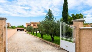 Reception - Villa, a True Paradise for the Children, With Private Swimming Pool and Large Grass Garden! (Althen-des-Paluds)