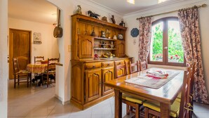 Dining - Villa, a True Paradise for the Children, With Private Swimming Pool and Large Grass Garden! (Althen-des-Paluds)