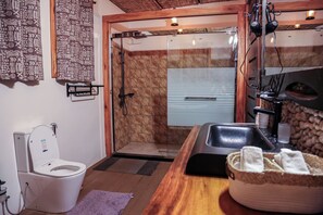 Shower, hair dryer, towels, soap - Ingagi Lodge, UNIT 4 Triple room (Kinigi)