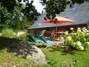 House | Garden - 17th Century Breton Cottage With Modern Interior on the Edge of a Forest (Huelgoat)