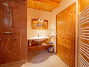 Bathroom - Fine Holiday Home in the Surroundings of Vitry-aux-loges Near Large Swimming Lake (Vitry-aux-Loges)