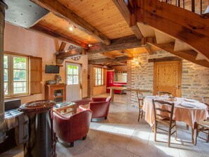 Dining - Fine Holiday Home in the Surroundings of Vitry-aux-loges Near Large Swimming Lake (Vitry-aux-Loges)