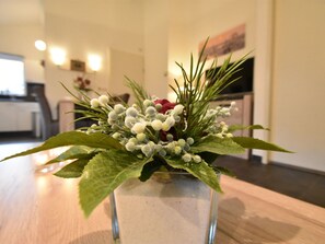 2 Schlafzimmer, individuell eingerichtet, Bettwäsche