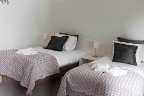 House | 7 bedrooms, individually furnished, bed sheets - Mansion in Nijensleek With Sauna & Garden (Nijensleek)