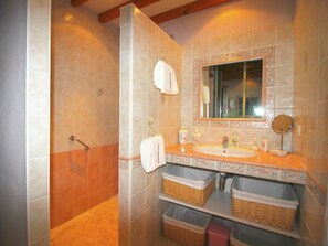 House | Bathroom - Quaint Farmhouse in Carpentras With Terrace (Carpentras)
