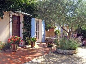 House | Balcony - Quaint Farmhouse in Carpentras With Terrace (Carpentras)