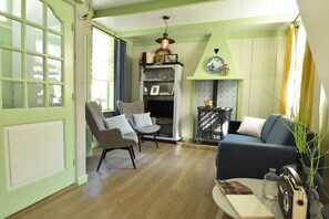 House | Living room | Fireplace - Comfy Holiday Home with Fenced Courtyard in Edam near Center (Edam)