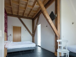 House | 5 bedrooms, individually furnished, bed sheets