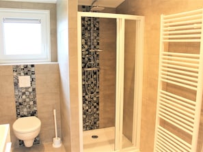 Chalet | Badkamer | Een douche