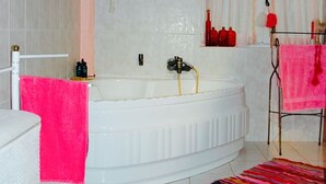 House | Bathroom | Combined shower/bathtub - Beautiful Holiday Home With Swimming Pool in Montlauzaun (Montlauzun)