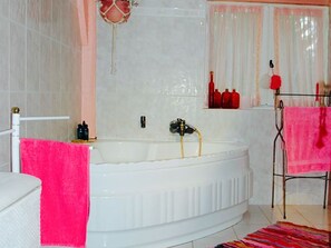 House | Bathroom | Combined shower/tub - Beautiful Holiday Home With Swimming Pool in Montlauzaun (Montlauzun)