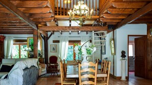 Dining - Beautiful Holiday Home With Swimming Pool in Montlauzaun (Montlauzun)