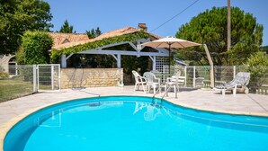 Outdoor pool - Beautiful Holiday Home With Swimming Pool in Montlauzaun (Montlauzun)
