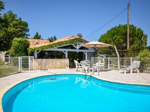 Outdoor pool - Beautiful Holiday Home With Swimming Pool in Montlauzaun (Montlauzun)