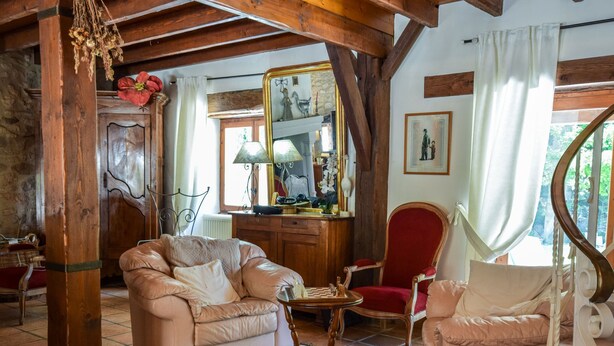 Fireplace, DVD player - Beautiful Holiday Home With Swimming Pool in Montlauzaun (Montlauzun)