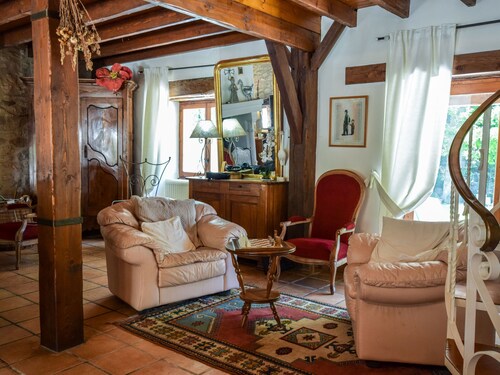 Beautiful Holiday Home With Swimming Pool in Montlauzaun