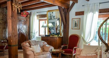 Beautiful Holiday Home With Swimming Pool in Montlauzaun