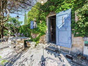 Exterior detail - Cottage in Oppede Amidst Vineyards (Oppede)
