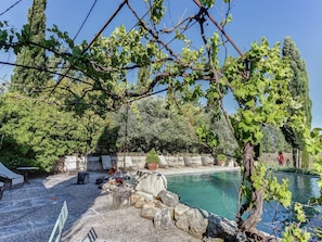 Cottage | Garden - Cottage in Oppede Amidst Vineyards (Oppede)