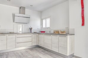 Villa | Private kitchen - Villa in La Cadiere-d'azur With Private Pool (La Cadiere-d'Azur)