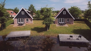 Two houses with a grassy yard and a wooden dock. - Large Countryside Group Stay (Bant)