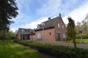 Exterior - Lovely Group Home With Lots of Privacy, Ideal for Families and Friends (Valkenswaard)