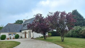 A house with a gravel driveway, a stone facade, and a well-maintained lawn. - Charming Breton House in Henansal (Henansal)