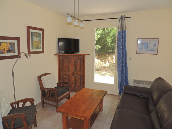 Living room - Holiday Home in Buisson With Private Pool (Buisson)