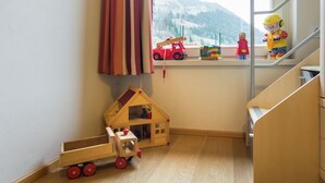 3 Schlafzimmer, Babybetten, individuell eingerichtet, Bettwäsche